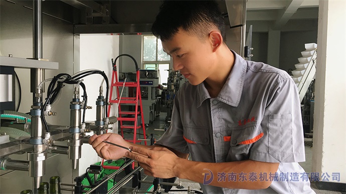 全自動酥油灌裝機(jī)安裝.jpg 全自動酥油灌裝機(jī)安裝.jpg